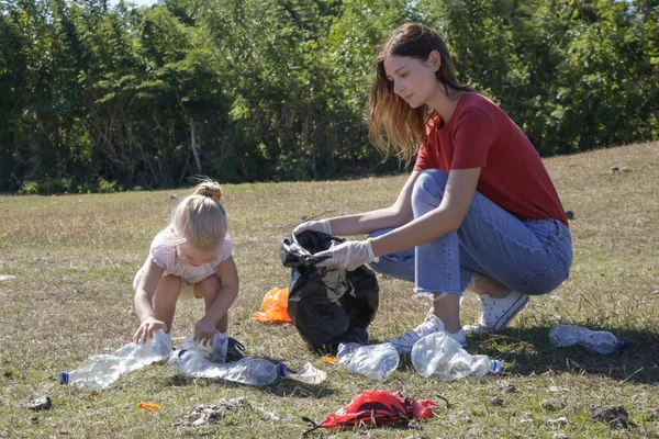 Young Woman Picking Plastic Waste Meadow Her Toddler Girl Collecting — Stock Photo, Image