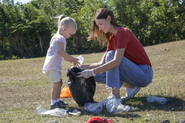 Mujer Joven Recogiendo Residuos Plástico Pradera Con Hija Pequeña Recoger — Foto de Stock