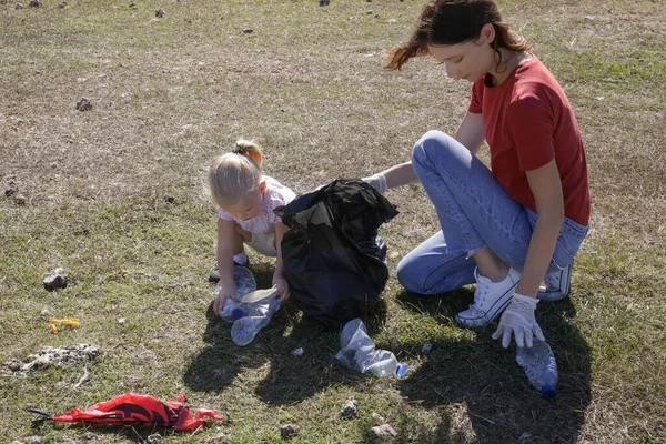 Young Woman Picking Plastic Waste Meadow Her Toddler Girl Collecting — Stock Photo, Image