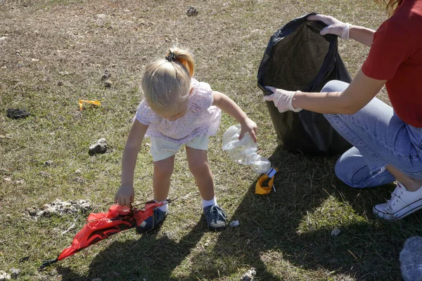 Jovem Recolhendo Resíduos Plástico Prado Com Sua Menina Criança Coleta — Fotografia de Stock