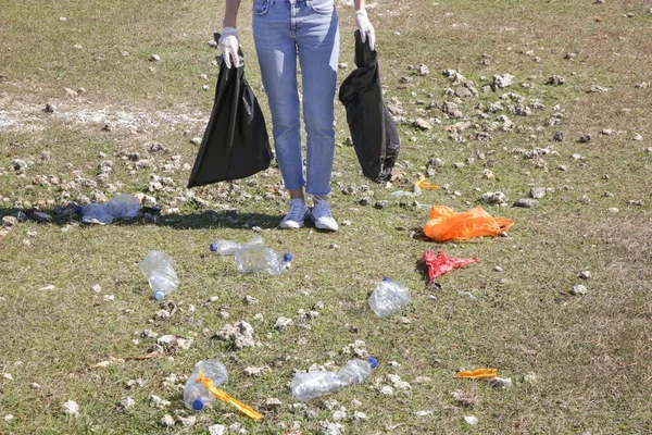 Una Mujer Recogiendo Botellas Plástico Del Prado Foto Activista Ambiental — Foto de Stock