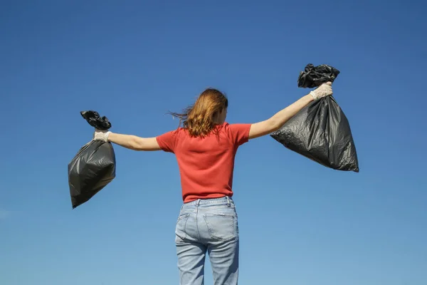 Foto Miljöaktivist Samla Plast Skräp Volontär Håller Plastpåse Full Med — Stockfoto