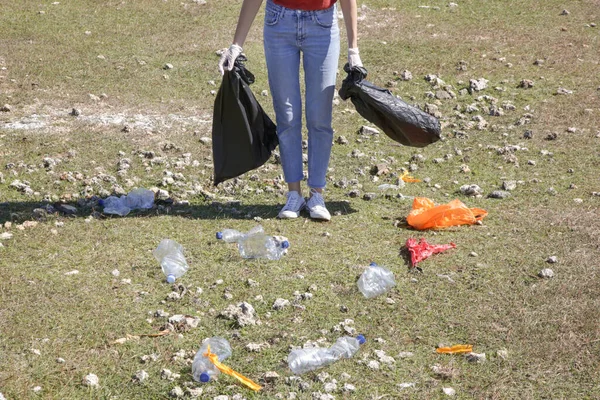 Una Mujer Recogiendo Botellas Plástico Del Prado Foto Activista Ambiental — Foto de Stock