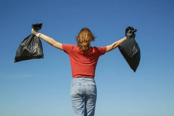 Foto Activista Ambiental Recolectando Basura Plástica Voluntario Sosteniendo Bolsa Plástico — Foto de Stock