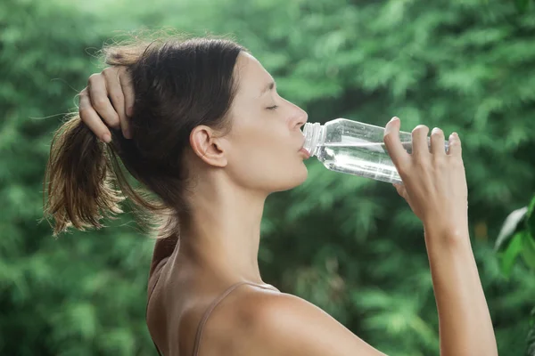 Retrato Aire Libre Una Joven Bebiendo Agua Botella Durante Caluroso — Foto de Stock