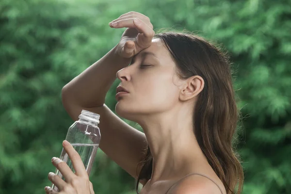 暑い夏の日に瓶から水を飲む若い女性の屋外の肖像画 水分補給の概念 熱波と戦う女 — ストック写真