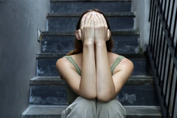 Retrato Mujer Deprimida Cubriendo Cara Con Las Manos — Foto de Stock