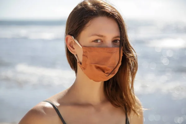 Mulher Com Máscara Protectora Praia Férias Verão Após Crise Pandêmica — Fotografia de Stock