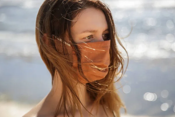 Mulher Com Máscara Protectora Praia Férias Verão Após Crise Pandêmica — Fotografia de Stock