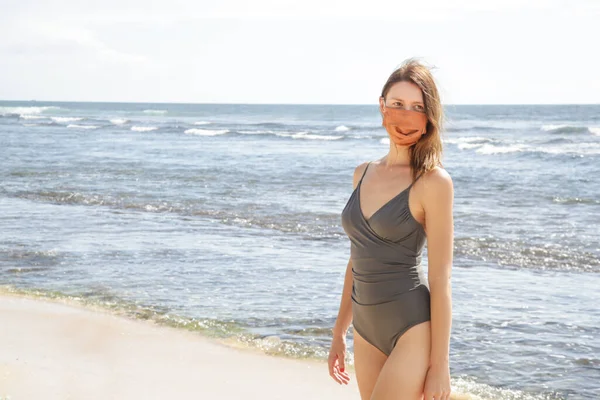 Mujer Con Máscara Protectora Playa Vacaciones Verano Después Crisis Pandémica —  Fotos de Stock