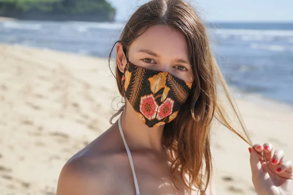 Женщина Защитной Маске Пляже Летние Каникулы После Пандемии Коронавируса — стоковое фото