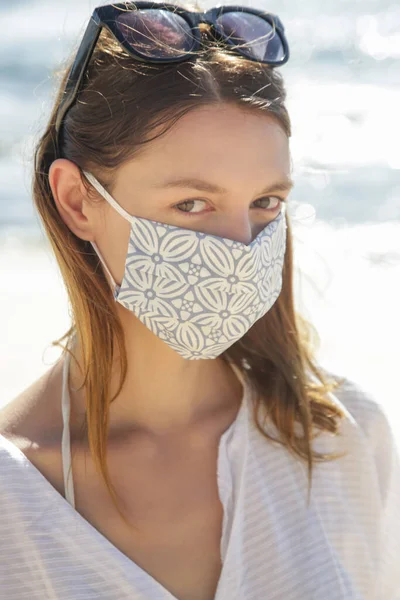 Femme Portant Masque Protecteur Sur Plage Vacances Été Après Crise — Photo