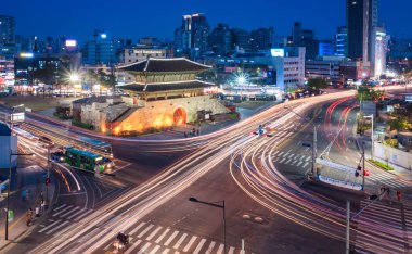 Seoul - 11 Nisan 2015: Dongdaemun kapısı ve trafik, Nisan 11, 2