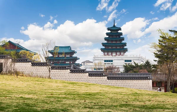 Gyeongbokgung Paleis in het voorjaar in Seoul, Zuid-Korea — Stockfoto