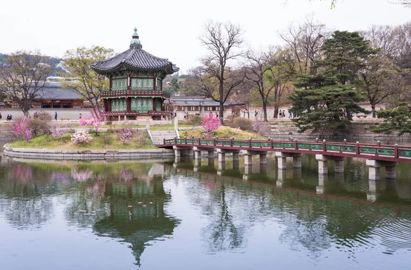 Palácio Gyeongbokgung na primavera em Seul, Coréia do Sul — Fotografia de Stock