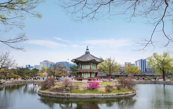 Palazzo Gyeongbokgung in primavera a Seoul, Corea del Sud — Foto Stock