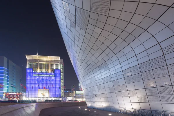 Seoul, Südkorea - 29. März 2015: dongdaemun design plaza at n — Stockfoto