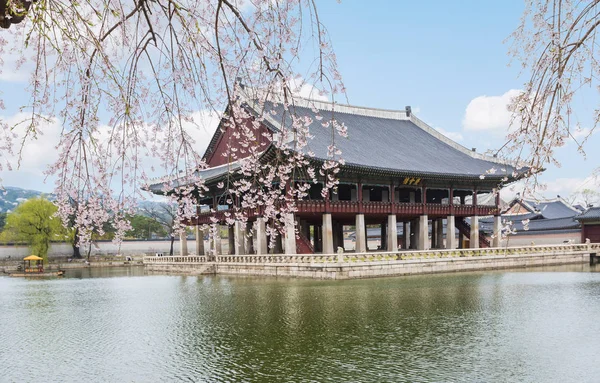 Palacio Gyeongbokgung en primavera en Seúl, Corea del Sur — Foto de Stock