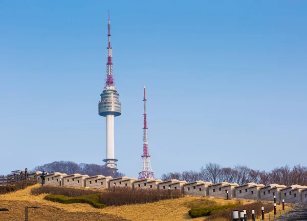 Шпиль Сеульской башни, или Башни Намсан, Южная Корея — стоковое фото