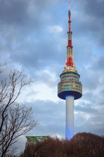 De torenspits van N Seoul Tower of Namsan Tower, Zuid-Korea — Stockfoto