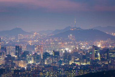 Kore şehir manzarası ve N Seul Kulesi Misty günde, Sout Seul