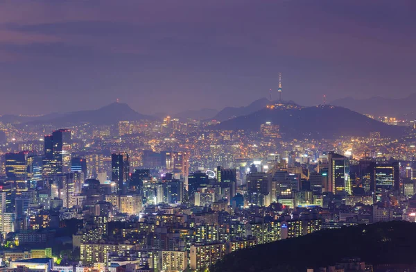 Korea city Skyline och N Seoul Tower i Seoul i Misty dag, Sout — Stockfoto