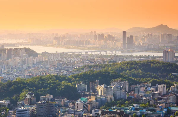 Seoul city und han river im Sonnenuntergang, Südkorea. — Stockfoto