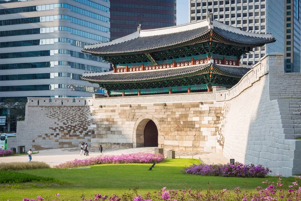 Ночные ворота Снёмун (Намдэмун) в Сеуле, Южная Корея . — стоковое фото