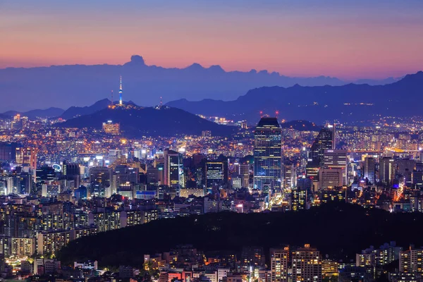 Сеул місто в сутінки з Seoul башта, Південна Корея — стокове фото