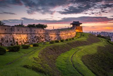Günbatımı kalede Hwaseong, Kore geleneksel mimari bir