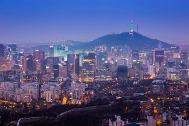 Seoul şehir manzarası ve N Seul Kulesi Misty günde, Sout Seul