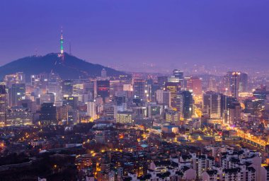 Seoul şehir manzarası ve N Seul Kulesi Misty günde, Sout Seul