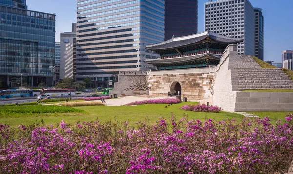 Portão Sungnyemun à noite (Namdaemun) em Seul, Coreia do Sul . — Fotografia de Stock