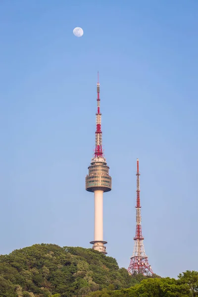 N ソウルタワーや南山タワー、南チョウセンの尖塔 — ストック写真