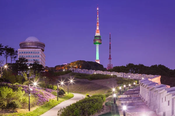 南山公園・ N ソウルタワー、夜、韓国 — ストック写真