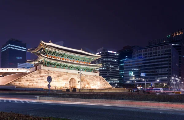 Porta Sungnyemun di notte (Namdaemun) a Seoul, Corea del Sud . — Foto Stock