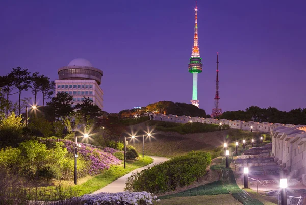 南山公園・ N ソウルタワー、夜、韓国 — ストック写真