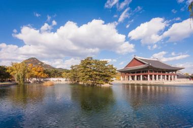 gyeongbokgung Sarayı, Seoul, Güney Kore, mavi gökyüzü ile göl.
