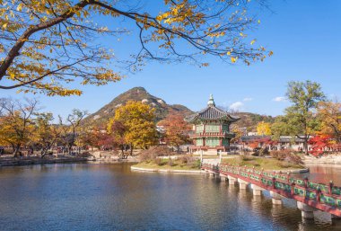 gyeongbokgung Sarayı, Seoul, Güney Kore, mavi gökyüzü ile göl.