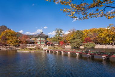 Gyeongbokgung Sarayı Güz, mavi gökyüzü, Seoul, Güney ile göl