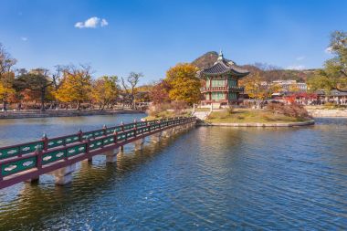 Gyeongbokgung Sarayı Güz, mavi gökyüzü, Seoul, Güney ile göl