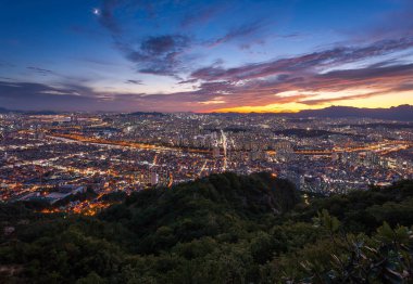 Seoul şehir manzarası içinde günbatımı, Güney Kore.