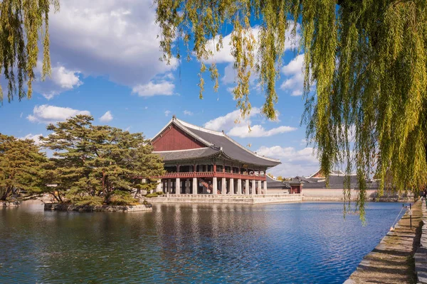 Gyeonghoeru in een meer bij gyeongbokgung paleis, Seoel, Zuid-Kore — Stockfoto