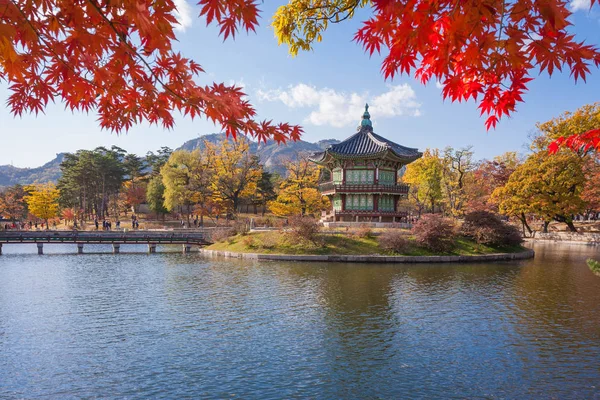 Gyeongbokgung palace i höst, Seoul, Sydkorea. — Stockfoto