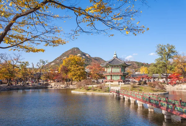 Meer met blauwe hemel in gyeongbokgung paleis, Seoel, Zuid-Korea. — Stockfoto