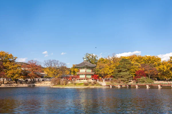 Jezioro z niebieski niebo pałacu gyeongbokgung, Seul, Korea Południowa. — Zdjęcie stockowe