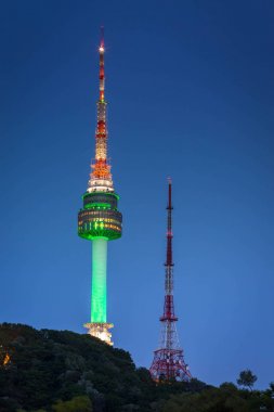 Seul Kulesi veya Namsan kulesinin hemen hemen