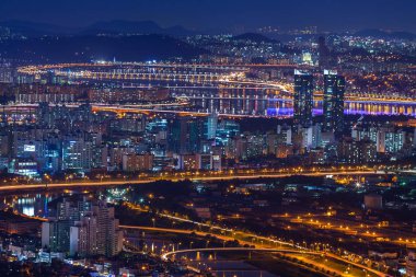 Seoul şehir ve köprü ve Han Nehri gece, Güney Kore.
