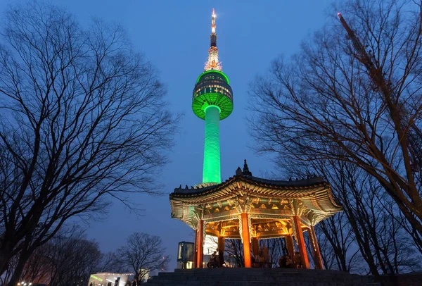 夜、ソウル、韓国で N ソウルタワーや南山タワー. — ストック写真