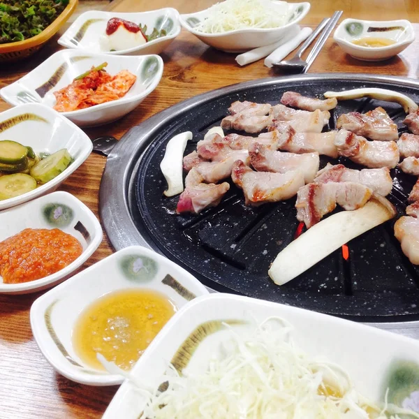 Carne a la parrilla, comida coreana, barbacoa — Foto de Stock